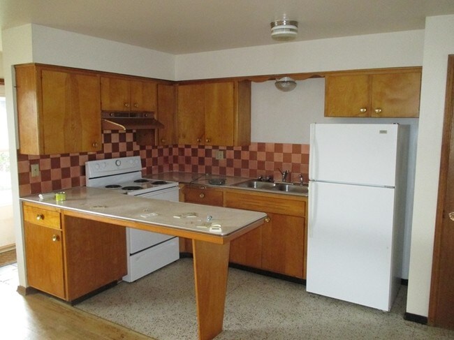 Building Photo - 725 E Indiana Apartments near Gonzaga University!