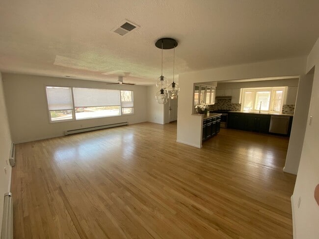 Building Photo - Large 4-Bedroom