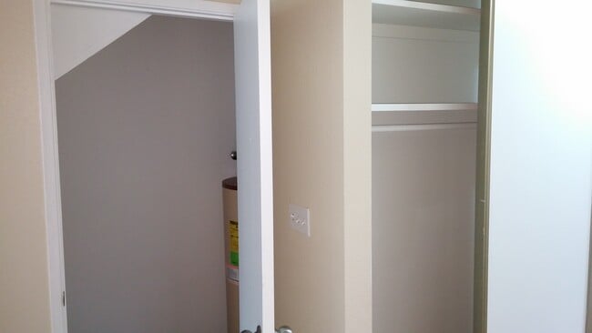 Building Photo - 4 Touchstone