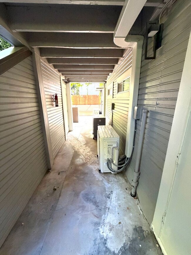 Building Photo - Tastefully remodeled Midtown Sacramento Apartment with Private Backyard Patio!