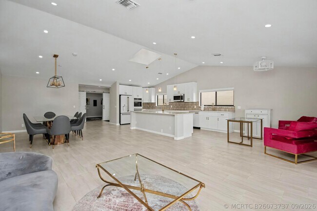 Building Photo - 21460 Laguna Dr