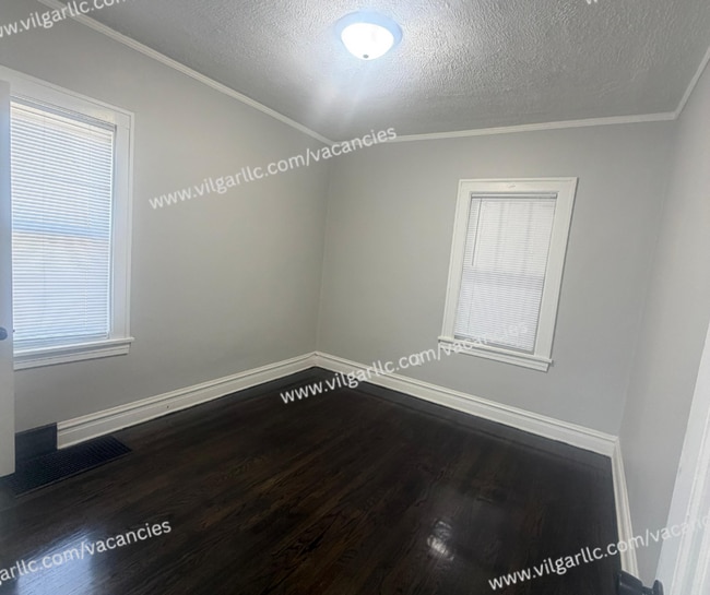 Building Photo - For Rent - Spacious 3 Bed/1Bath Home