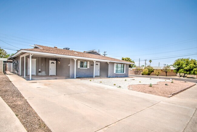 Building Photo - Beautifully remodeled corner 4/2 with pool...