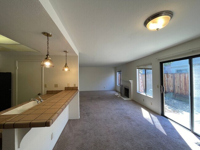 Building Photo - 3bd/2ba - Santa Clara Townhouse with 2 Car Garage