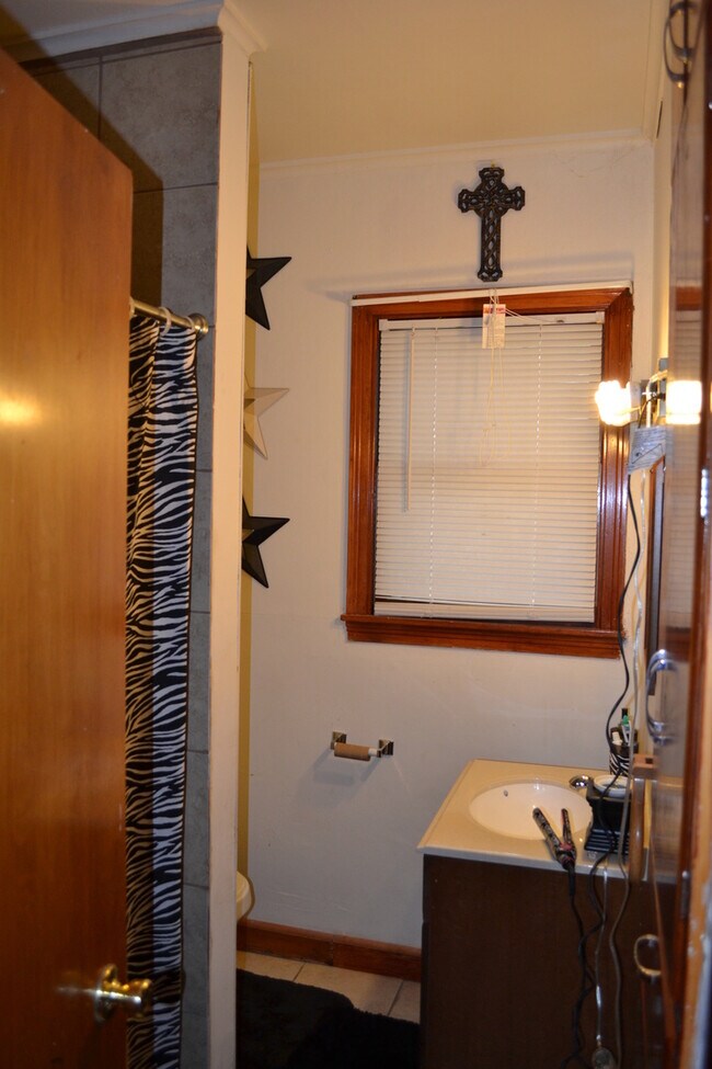 Building Photo - Court St Duplex