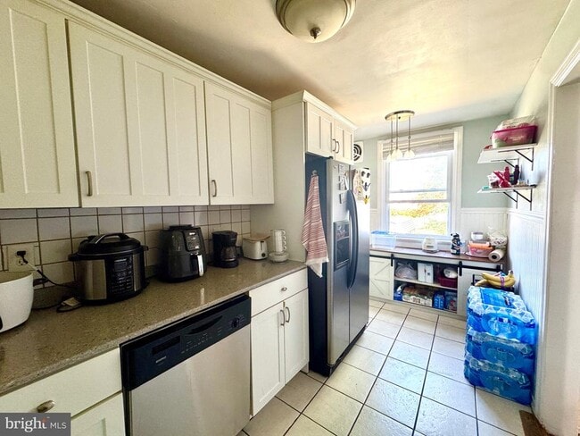 Building Photo - 827 Hampshire Rd