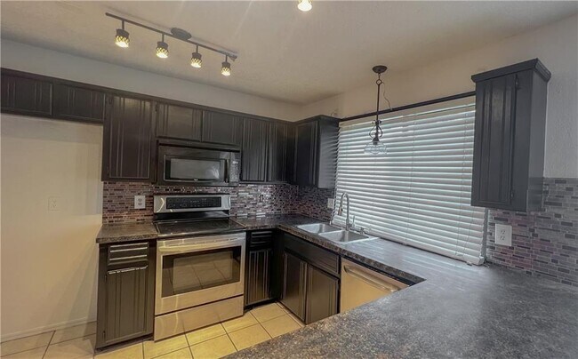 Building Photo - 712 S Willowood Dr