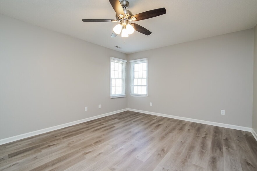 Building Photo - 4513 River Edge Dr