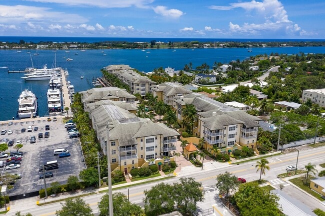 Building Photo - Top Floor Waterfront Condo - Renovated 1 B...