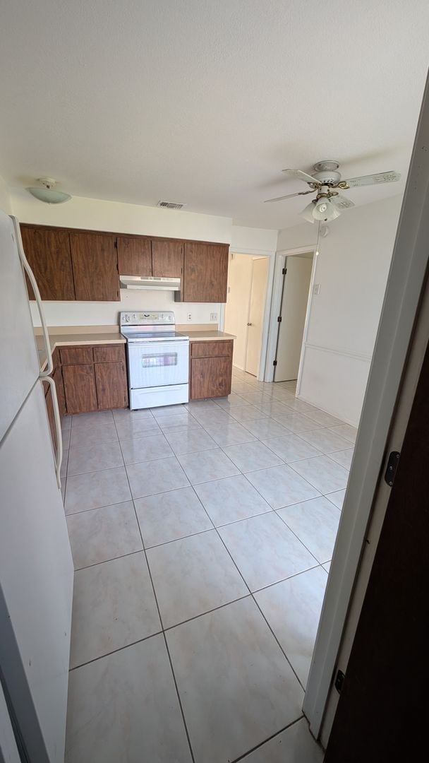 Building Photo - Charming 2 Bedroom Duplex with Tiled Flooring and Patio Space