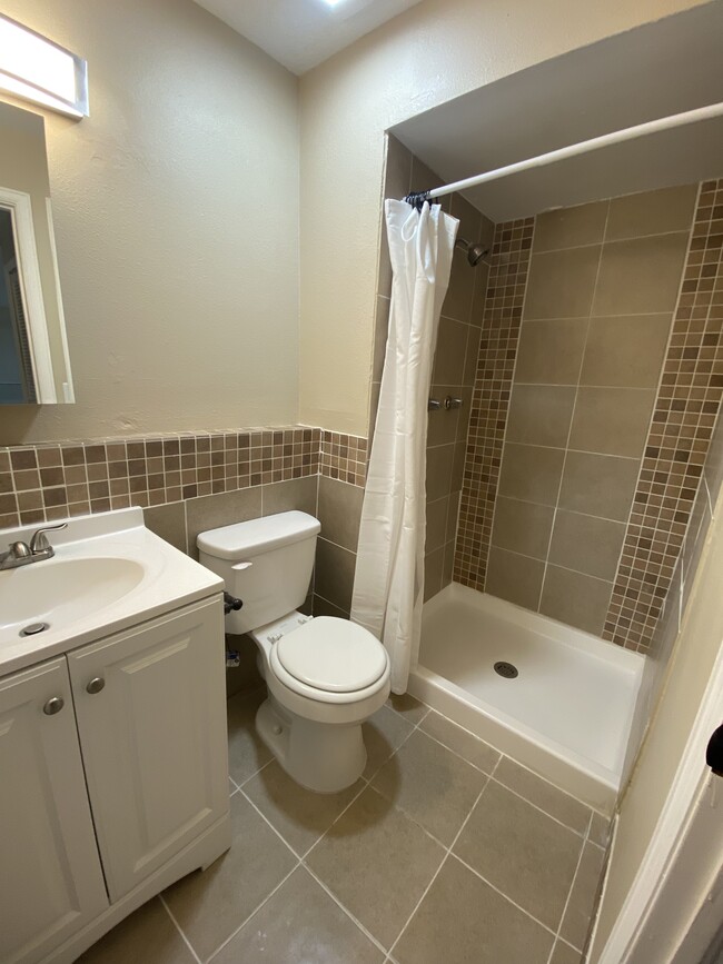 Lower-level bathroom - 3955 Glenhurst St