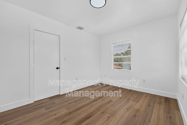 Building Photo - 614 SW 19th Ave
