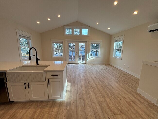 Building Photo - 480 SE Reed Market Rd