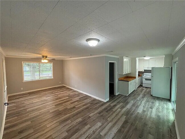 Building Photo - 466 Pinehill Dr