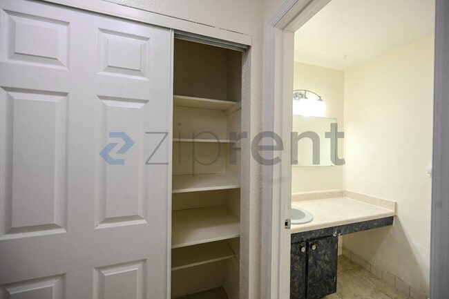 Building Photo - 6040 SW 26th St