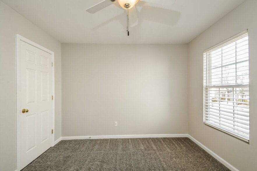 Building Photo - 5263 Little Sandy Dr