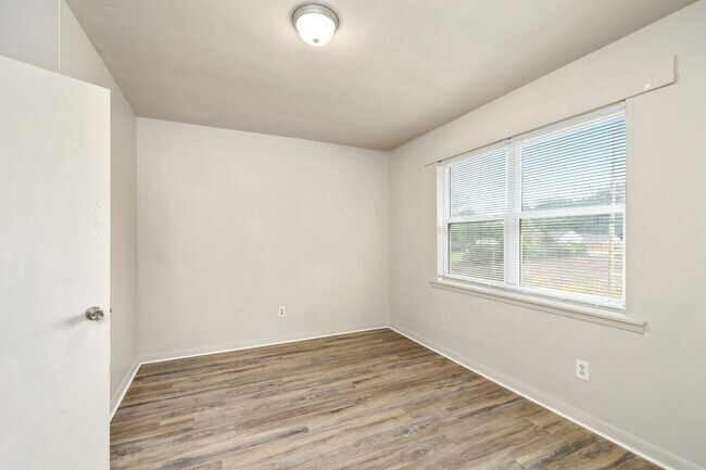 Building Photo - Renovated 3 Bedroom Unit!