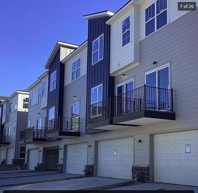 Building Photo - 310 Steeples Blvd