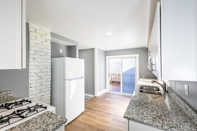 Building Photo - Updated 2 Bed/1 Bath Home with Spacious Detached Garage.