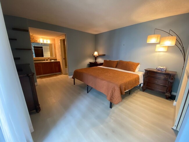 Building Photo - Waikiki Fully-Furnished 2 Bed, 2 Bath, 1 P...