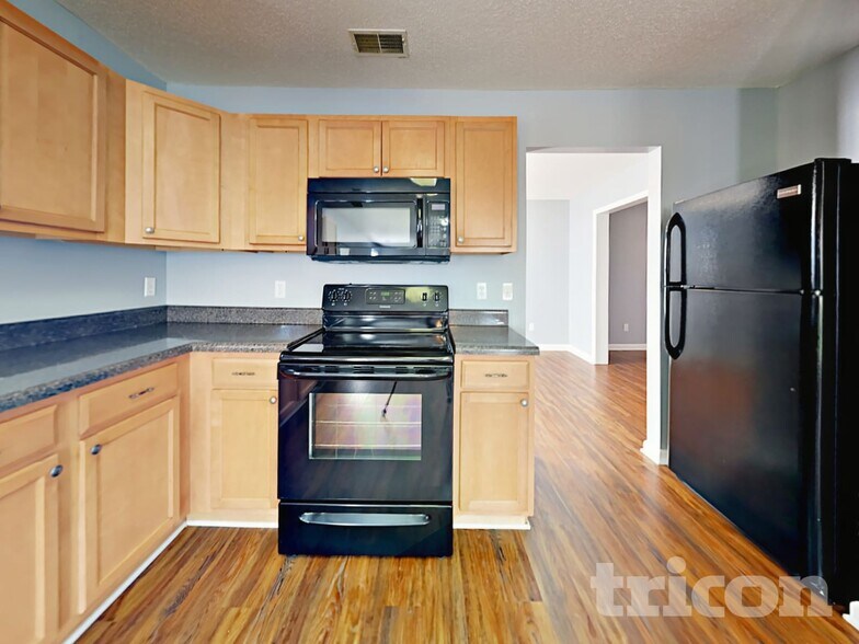 Building Photo - 410 Fox Trot Dr