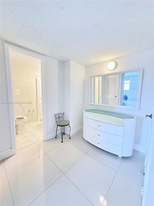 Building Photo - 3140 S Ocean Dr