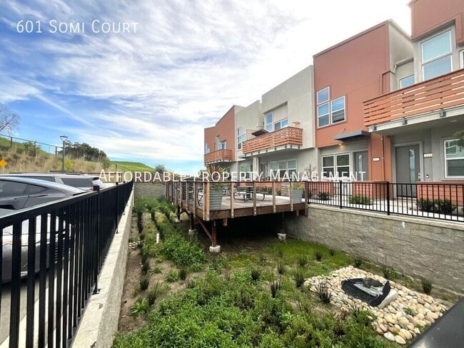 Building Photo - 601 Somi Ct