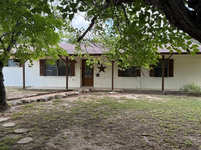 Building Photo - Charming 4 bed 2 bath home in Lampasas com...