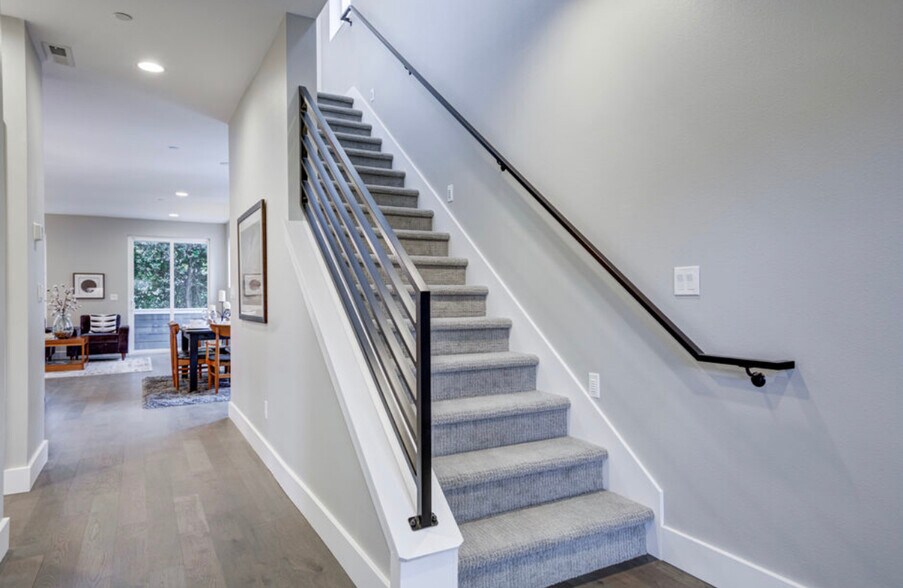 Building Photo - 6049 NE Flanders St