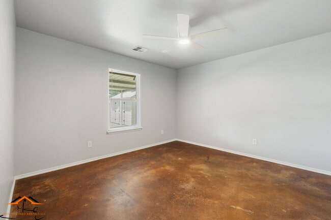 Building Photo - 118 S L Ave