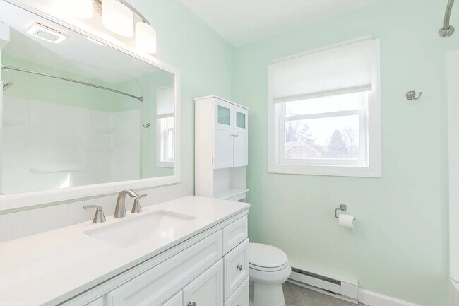 Upstairs bathroom - 1105 Golfview Dr