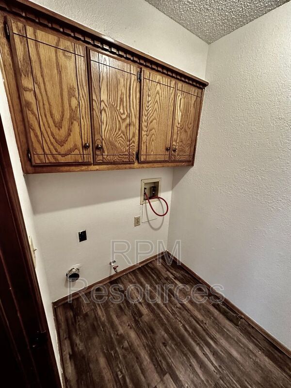 Building Photo - 7000 Woodlake Dr