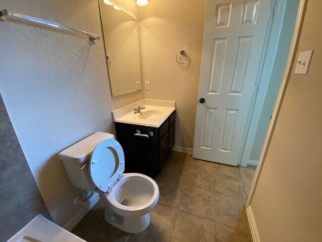 Building Photo - July Move-In Special