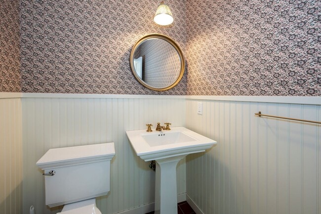 Building Photo - Spacious 3bd/2.5bth Remodeled Mesa Home!