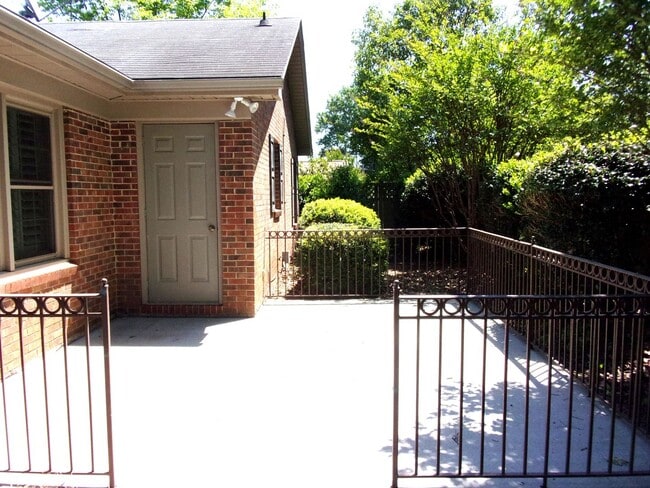 Building Photo - Beautiful 2 Bedroom Brick Ranch with Private Courtyard Patio