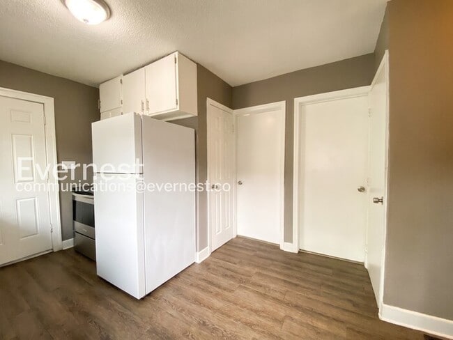 Building Photo - Cozy 2beds - 1bath Home with Off-Street Parking  / Available Now!