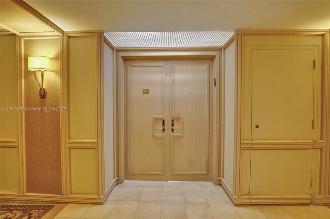 Building Photo - 20281 E Country Club Dr