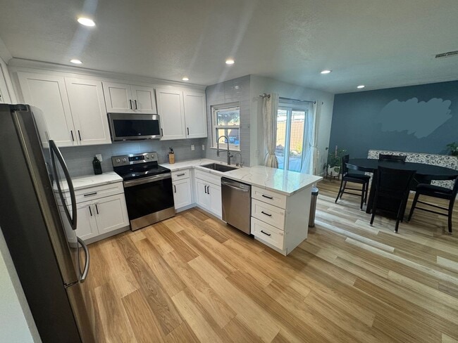 Building Photo - Bright and Modern 3BD/2BA Single-Family Ho...