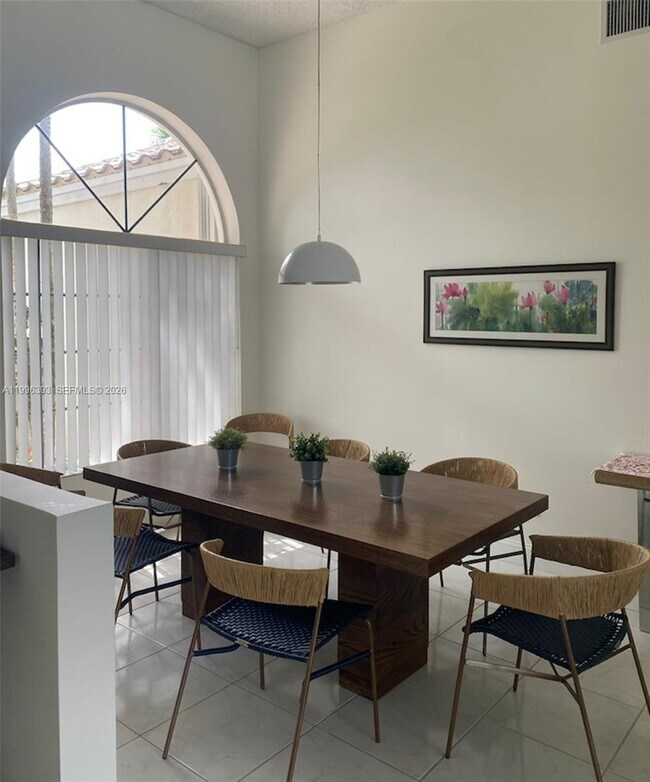 Building Photo - 3066 Lakewood Cir