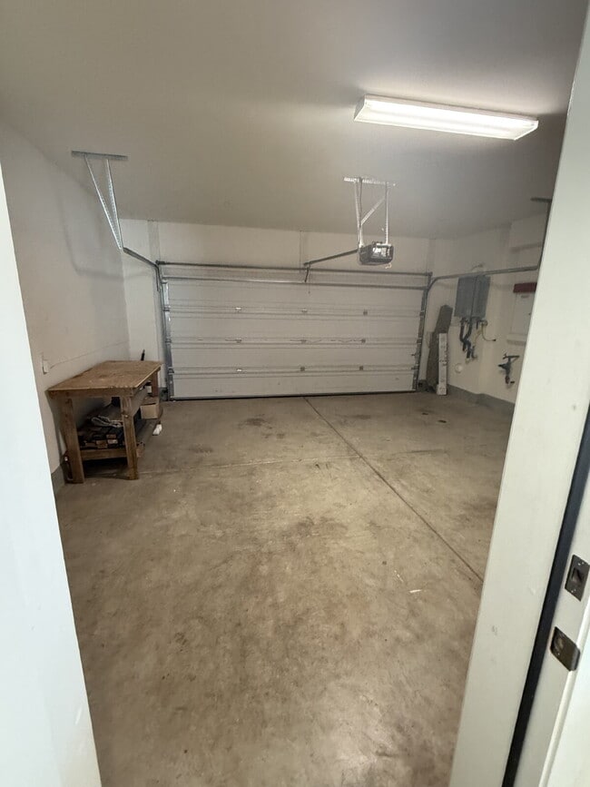 Building Photo - $500 OFF MOVE IN - Must take possession within 14 days.  Located in the desirable Vista Bella com...