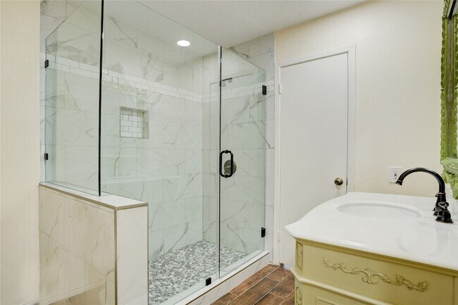 Building Photo - 15 Bendwood Dr