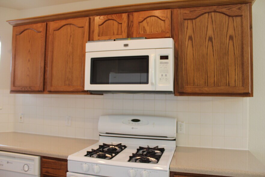 Kitchen - 5605 Bentsen Ln
