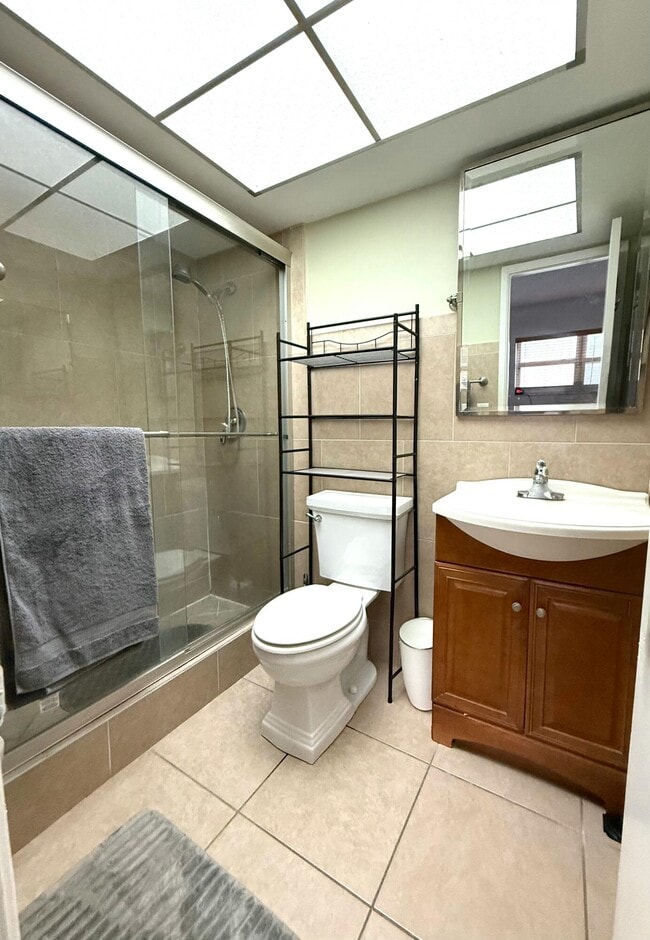 Building Photo - 651 Pine Dr