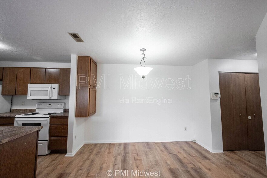 Building Photo - 4291 Village Pkwy Cir W