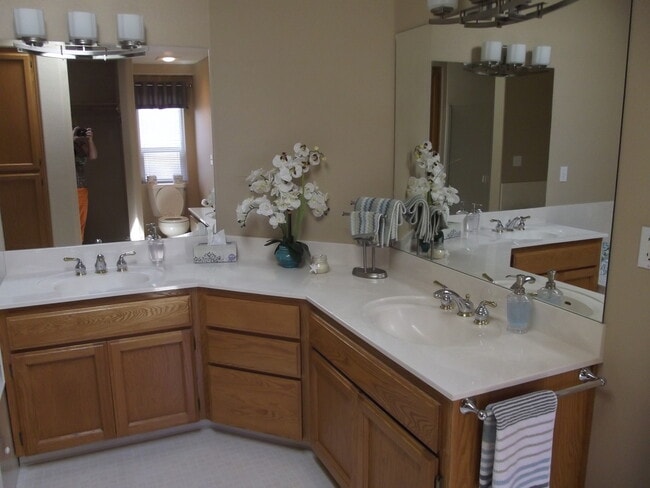 Building Photo - NIce Home