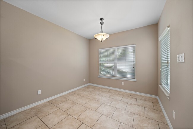 Building Photo - 1413 E April Villa