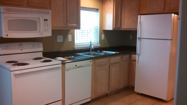 Building Photo - Spacious & Open Basement Apartment