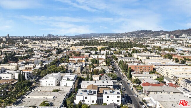 Building Photo - 5438 Romaine St