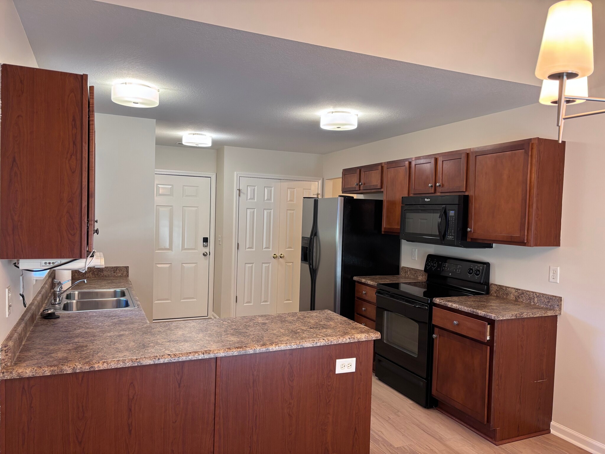 Large L Shaped Kitchen - 83 Birkshire Way