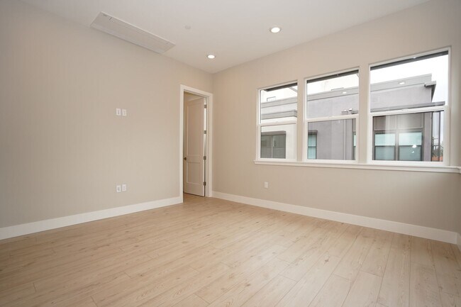 Building Photo - New Construction End Unit Luxury Townhome in Central Sunnyvale Location!
